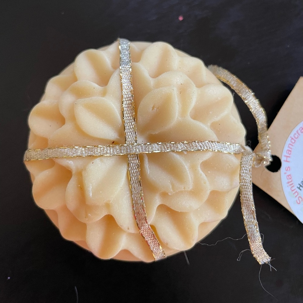 💠 NWT- Handcrafted scented soap